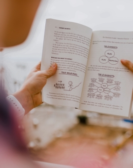 Persona che legge un libro