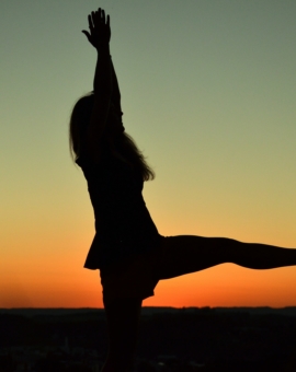 ragazza che fa stretching al tramonto