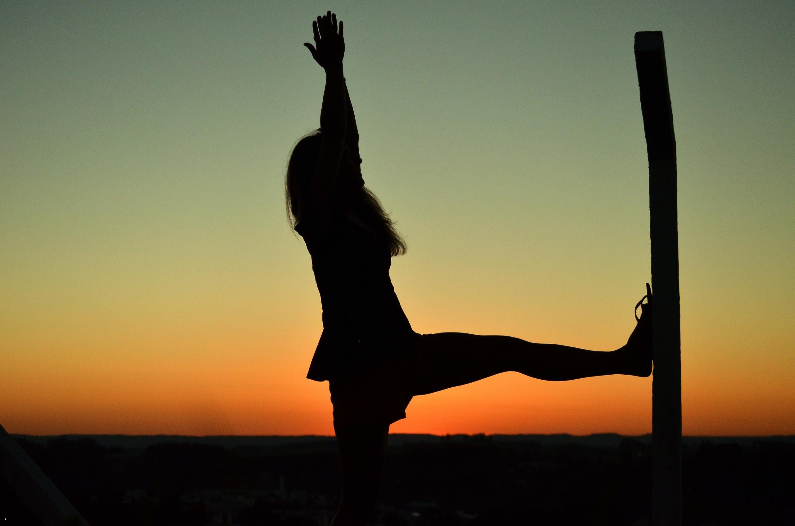 gabriel-hg_VA_Zwv80-unsplash ragazza che fa stretching al tramonto